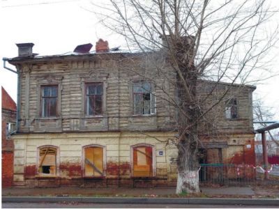 Полукаменный двухэтажный жилой дом