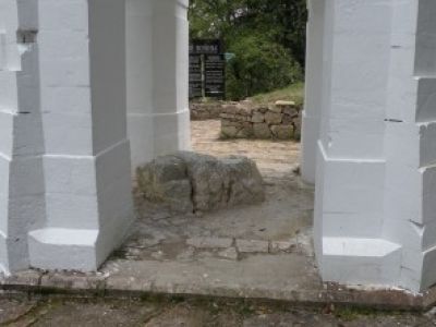 Камень в месте пленения Шамиля