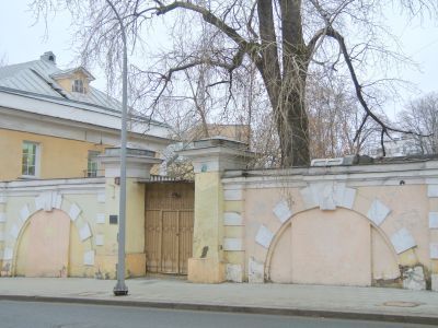 Ограда с воротами служебного двора, 1798-1817 гг.