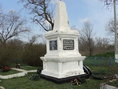 Братская могила партизан, павших в борьбе за власть Советов в 1918-1920 гг., и воинов Советской Армии, погибших в 1942-43 гг.