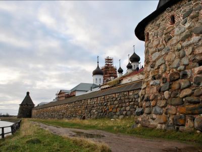 Прясло между Архангельской башней и пристенком со Святозерскими воротами