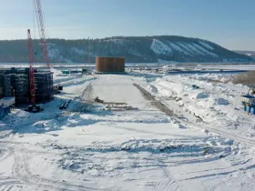 Строители начали перемещение первого коффердама для пилона Ленского моста