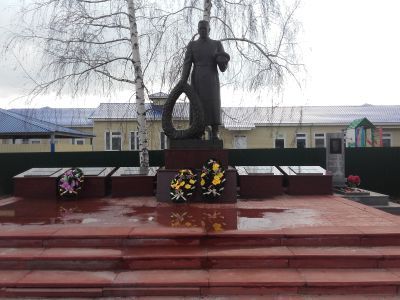 Братская могила советских воинов, погибших в боях с фашистскими захватчиками в 1943 году. Захоронено 82 человека, имена 36 человек установлены. Скульптура советского воина