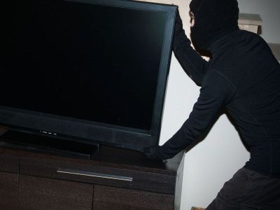 В Амгинском районе из квартиры пенсионера похитили телевизор