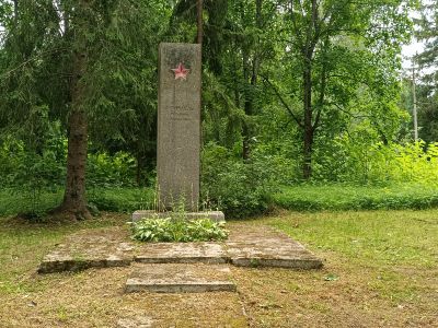 Памятный знак на месте, где был расстрелян белогвардейцами 25 сентября 1919 г. Стурцель-Гюго Франц Рудольфович, первый председатель Сиверского поселкового Совета