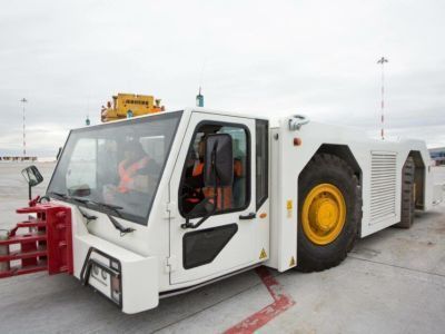 В аэропорт Якутска поступил новый аэродромный тягач
