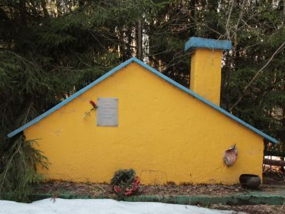 Памятник (стена дома) на месте сожженной фашистами деревни