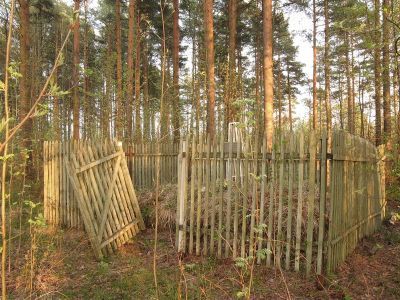 Братское захоронение рабочих торфопредприятия, заготовлявших топливо для блокадного Ленинграда и погибших в 1941-44 гг.