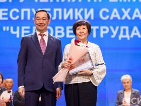 Айсен Николаев наградил 50 якутян премией «Человек труда»