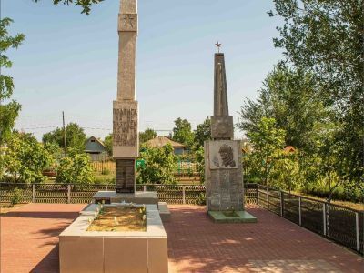 Братская могила советских воинов, погибших в период Сталинградской битвы