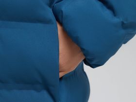 Утепленное пальто с капюшоном