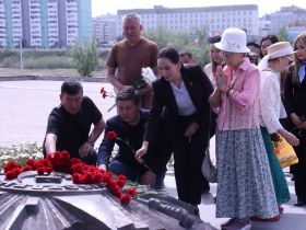 В День памяти и скорби в Якутске возложили цветы на площади Победы
