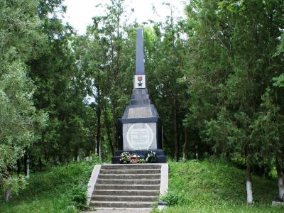 Братская могила советских воинов и партизан