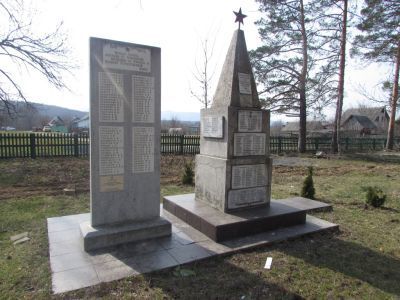 Братская могила советских воинов, погибших в боях с фашистскими захватчиками