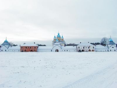 Северная сторона, Восточная сторона, Южная сторона монастырского каре