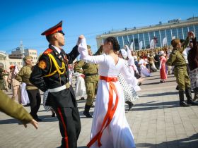 5,5 тысяч пар станцевали вальс Победы в Якутске