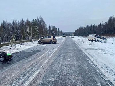 В Якутии иномарка выехала на встречку и столкнулась с автобусом: есть пострадавшие / ЯСИА   