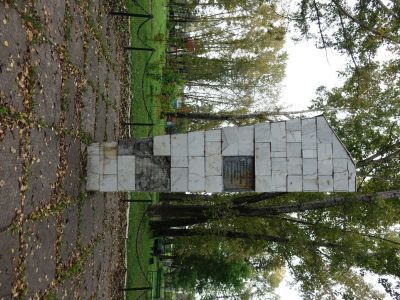 Обелиск в память иланских рабочих, расстрелянных колчаковским отрядом за участие в вооружённом Канско-Иланском восстании против колчаковского режима 27 декабря 1918 года