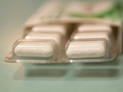 Врач-стоматолог Шевченко озвучил полезные свойства жвачки для организма