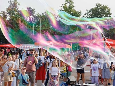 В «Лужниках» проходит ярмарка школьной формы