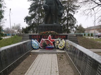 Братская могила красноармейцев и советских воинов, погибших в годы гражданской и Великой Отечественной войн