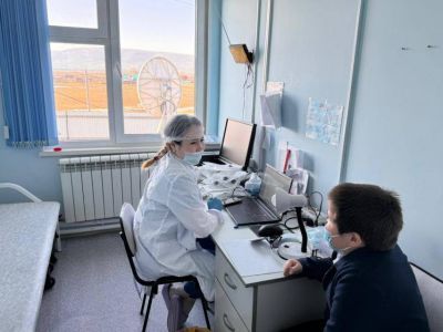 Мобильная бригада медиков работает в пострадавших от паводка селах Олекминского района