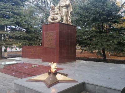 Братская могила воинам Советской Армии, погибшим на фронтах Великой Отечественной войны