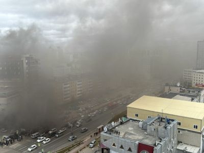 Видео: густой черный дым поднялся из-за пожара в центре Якутска            
                UPD