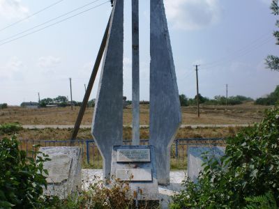 Братская могила советских воинов