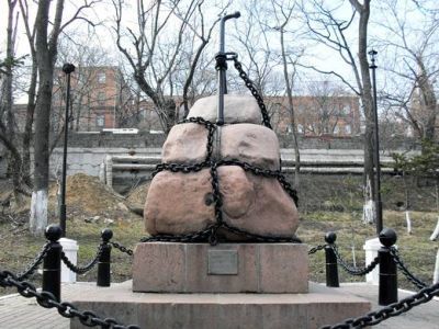 Памятник экипажу шхуны "Крейсерок", погибшей при защите побережья Сахалина от американских браконьеров