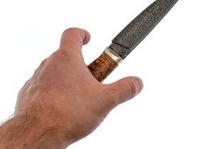 Шкуросъёмный нож Гид, сталь дамаск, рукоять карельская береза