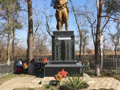 Братская могила советских воинов, погибших в боях с фашистскими захватчиками