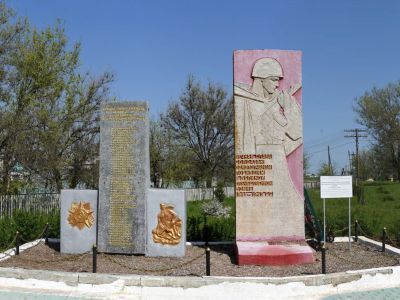 Братская могила советских воинов, погибших в период Сталинградской битвы