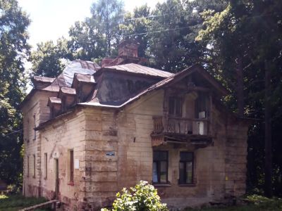 "Дом для служащих при церкви"