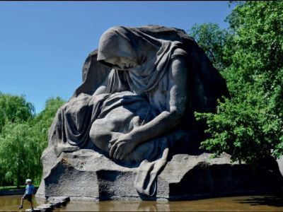 Скульптура «Скорбящая мать» (с бассейном)