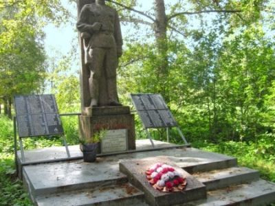 8 братских могил воинов Советской Армии, погибших в период Великой Отечественной войны 1941-1945 гг.
