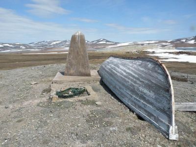 Обелиск памяти погибших в проливе Сенявина 24–25 августа 1974 года
