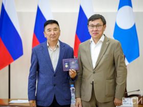 Госнаграды вручили журналистам Якутии в День национальной печати