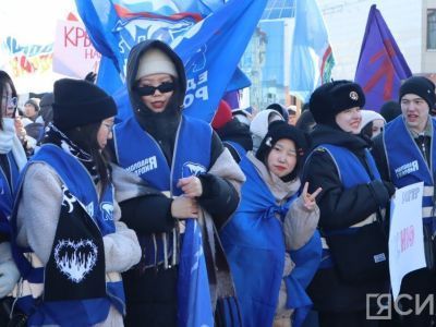 В Якутске молодежь собралась на митинге в поддержку Путина и 10-летия воссоединения Крыма с Россией