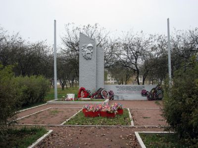 Братское захоронение советских воинов, погибших в 1941-44 гг.