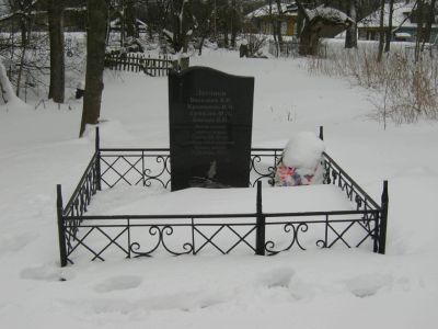 Братская могила советских летчиков