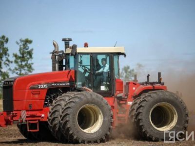 Глава Якутии протестировал новый пропашной трактор кооператива «Хачыкаат»