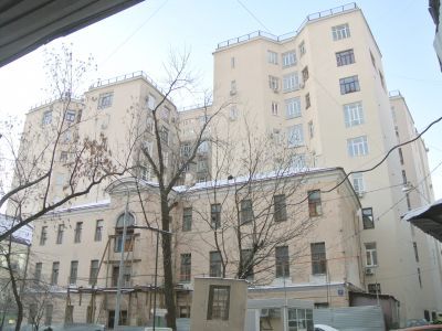 Первый столичный "небоскреб" 1912 г. инж. Э.К.Нирнзее. С 1915 г.  в подвале дома работали: театр-кабаре "Летучая мышь" Н.Балиева;  цыганский театр "Ромэн"; театр-студия Ф.Каверина и др., а на крыше дома помещался зимний съемочный павильон кинофирмы "Товар