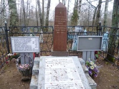 Братская могила  советских  воинов, павших в боях с фашистами