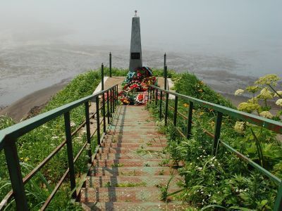 Братская могила советских воинов-десантников, павших в августе 1945 года в боях при освобождении Южного Сахалина от японских милитаристов