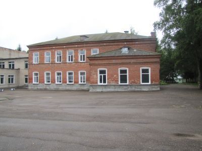 Здание бывшей мужской гимназии (ныне средняя школа), здесь учился советский физик трижды Герой Социалистического Труда, лауреат Ленинской и трех государственных премий СССР, член-корреспондент АН СССР К.И.Щелкин