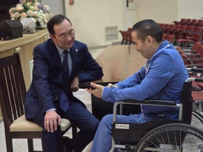 Глава Якутии посетил раненых бойцов в госпитале имени Вишневского
