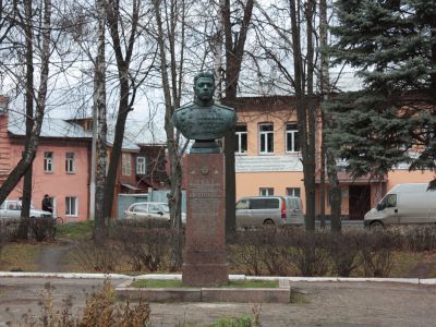 Бюст дважды Героя Советского Союза М. Г. Фомичева