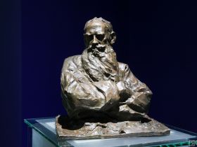 В Якутске открылась выставка «Эволюция образа Толстого: от Ге до Гинцбурга»