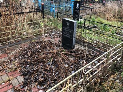 Одиночная могила подполковника медслужбы Клементьева Виктора Константиновича, погибшего в 1943 году. Обелиск установлен в 1966 году